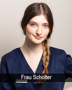 Portraitbild von Frau Scholter in dunkelblauer Berufsbekleidung