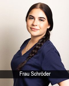 Portraitbild von Frau Schröder in dunkelblauer Berufsbekleidung