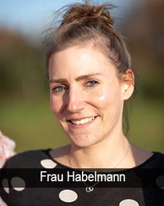Portraitbild Frau Habelmann in legerer Kleidung