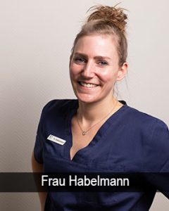 Portraitbild von Frau Habelmann in dunkelblauer Berufsbekleidung