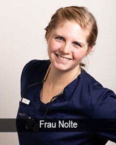 Portraitbild von Frau Nolte in dunkelblauer Berufsbekleidung