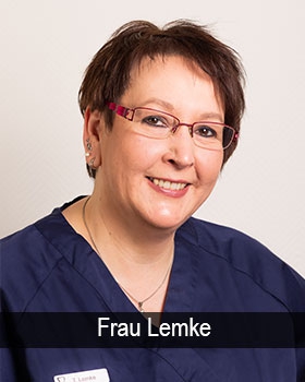 Portraitbild von Frau Lemke in dunkelblauer Berufsbekleidung